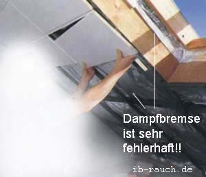 Diese Dampfbremse (Aluminiumfolie) ist unbrauchbar und die Anbindung an das Fenster ist falsch