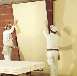 Verbundplatten an eine Wand