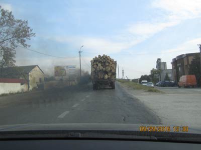 Abgase von einem älteren Diesel-LKW.