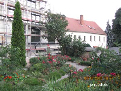 Mehrfamilienhaus neben dem Garten