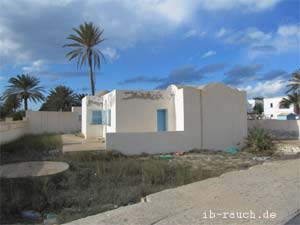 Älteres Wohnhaus aus Bruchsteinen in einem Fischerdorf (Djerba)